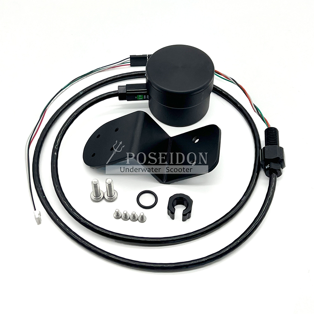 Sonar 聲納高度計與迴聲測深儀整組內容物,包含圓柱型感測器、連接線材、固定支架與安裝配件。 Sonar 聲納高度計與迴聲測深儀整組內容物,包含圓柱型感測器、連接線材、固定支架與安裝配件。