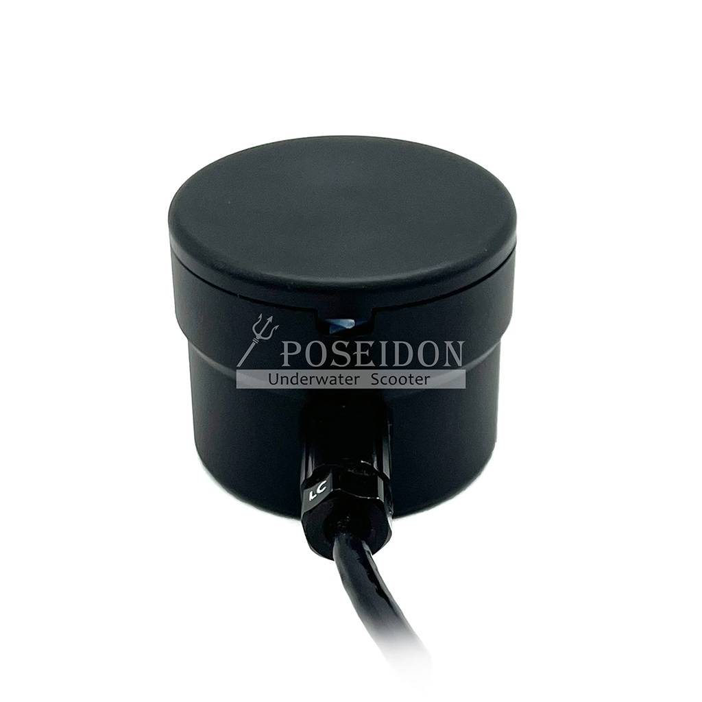 Sonar 聲納高度計與迴聲測深儀的圓柱型感測器本體,側面視角,連接線自底部延伸。 Sonar 聲納高度計與迴聲測深儀的圓柱型感測器本體,側面視角,連接線自底部延伸。